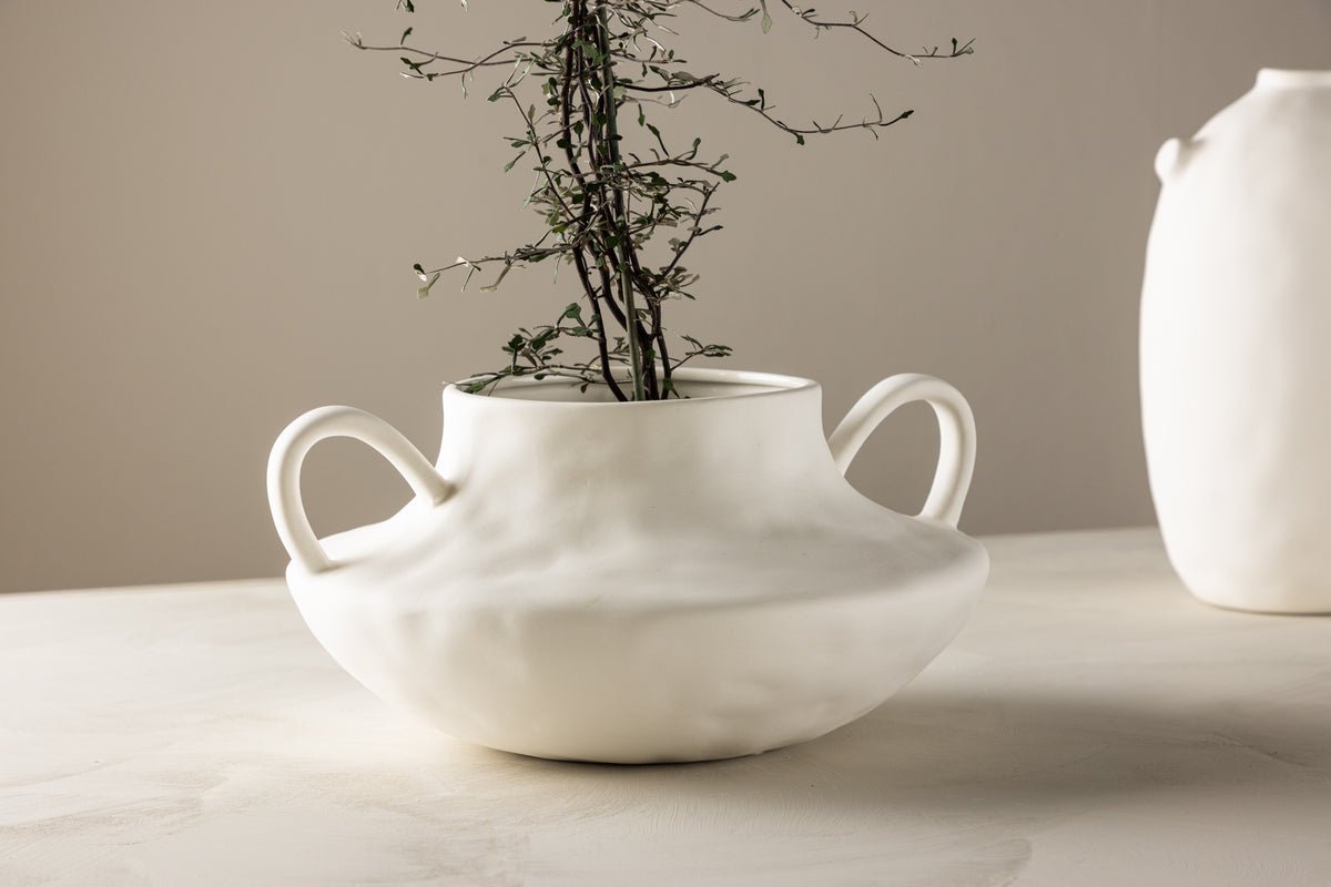 Blumentopf Vian - in runder Form mit markanten Schlaufen aus Keramik