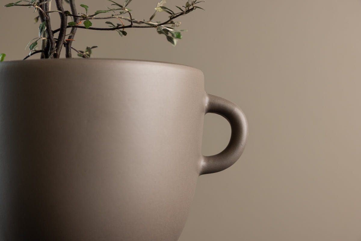 Blumentopf Sylva - im Braunton mit kleinen Griffen