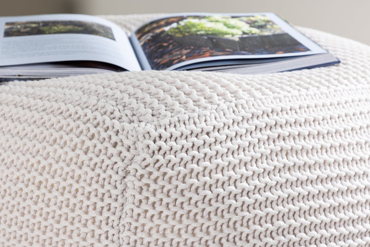 Beistellhocker Nuvio – Runder Strickhocker in Weiß