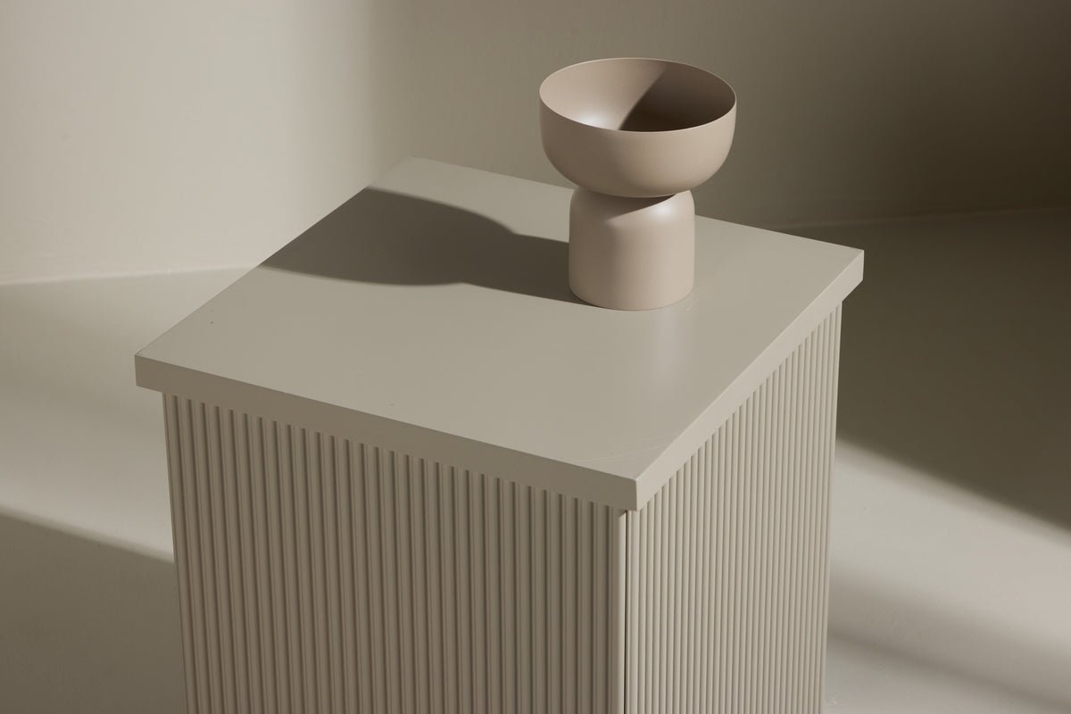 Beistelltisch Alvero – in beiger Rillenoptik