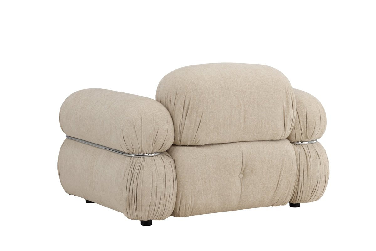 Designer Lounge Sessel Mika – Beige, Samtige Polsterung mit Chromdetails