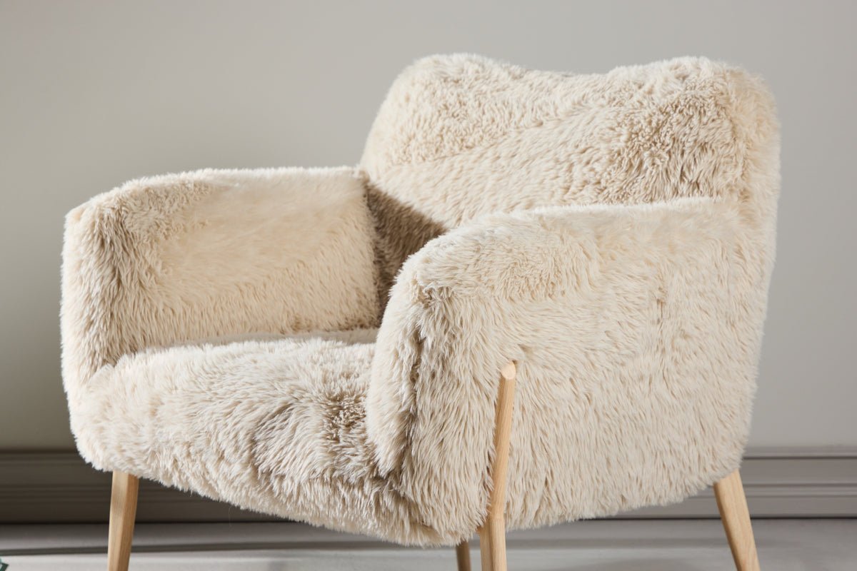 Sessel Zara  - mit Holzoptik-Beinen und Kunstfell-Bezug