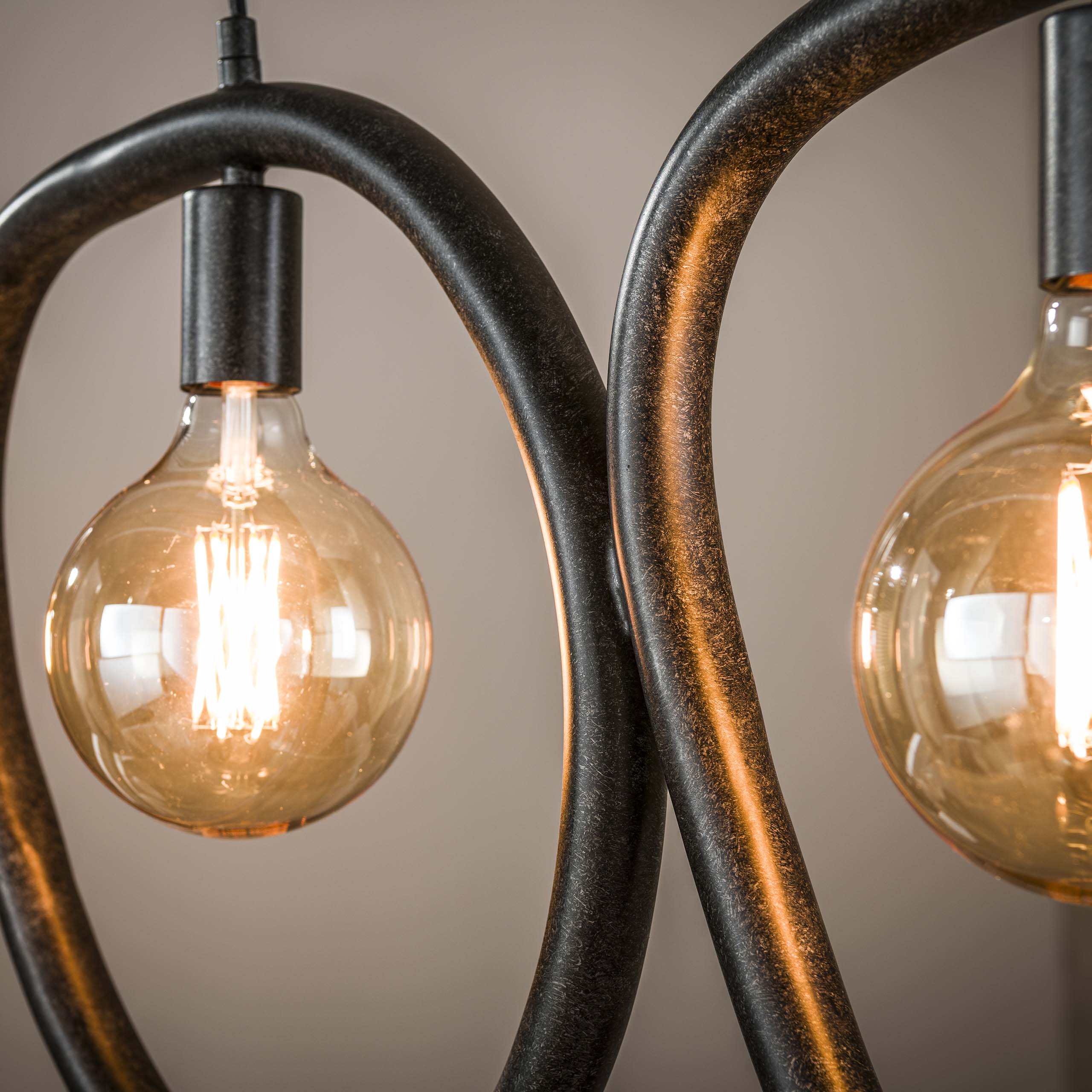 Pendelleuchte „Vionara“ – 4 Leuchten aus arktisch schwarzem Metall in organischer Ringform