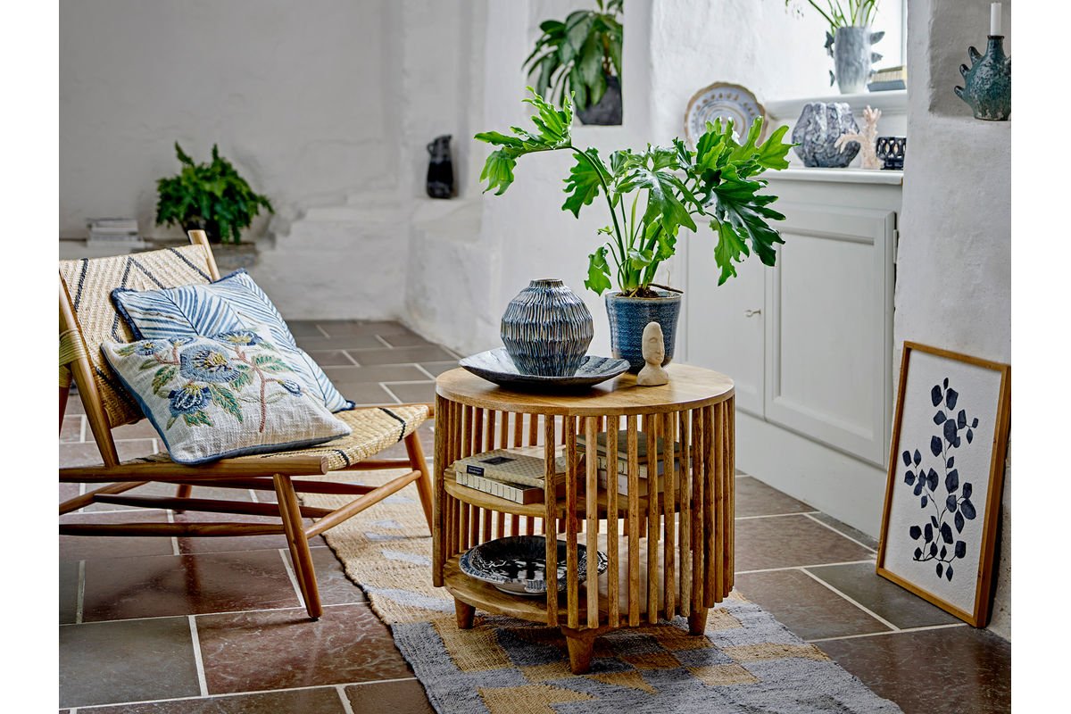 Couchtisch Keegan – Rundes Mangoholz-Design mit praktischen Ablagen