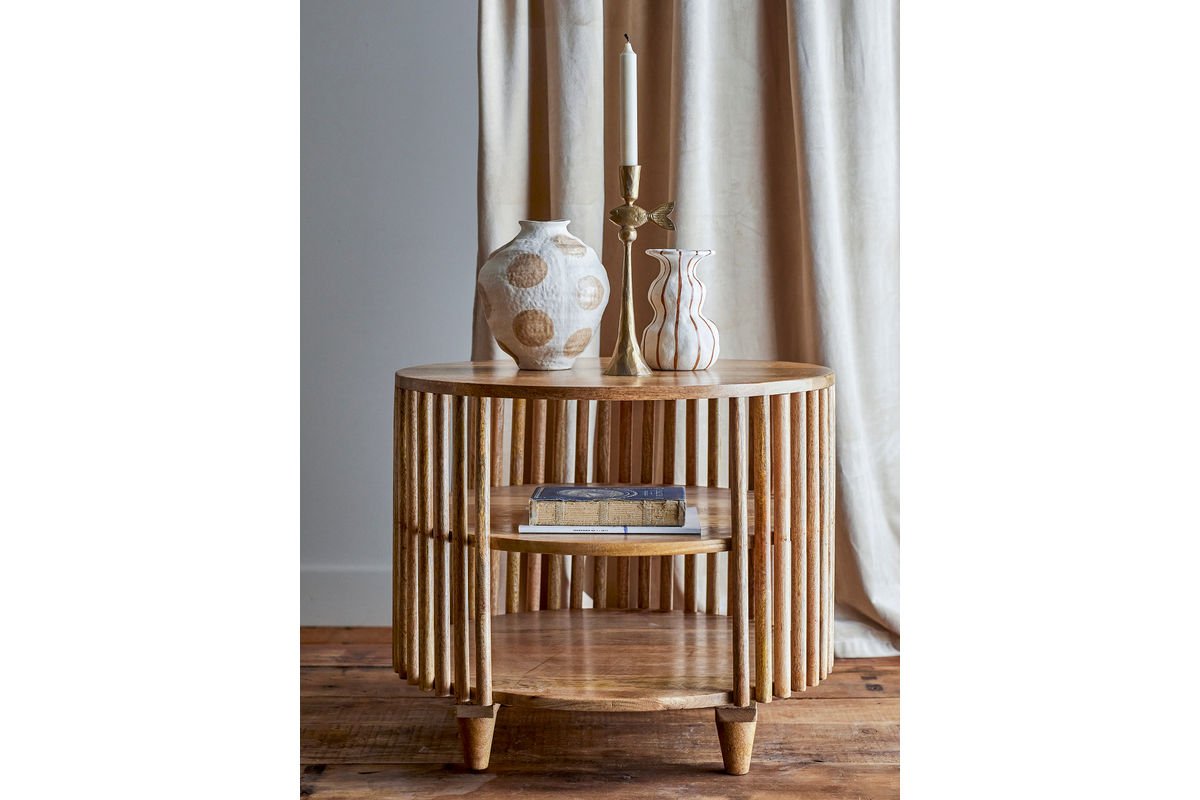 Couchtisch Keegan – Rundes Mangoholz-Design mit praktischen Ablagen