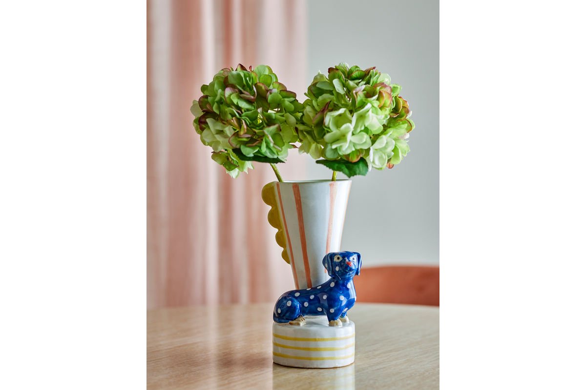 Vase Dallie – handbemalte Steingutvase mit Dackelmotiv