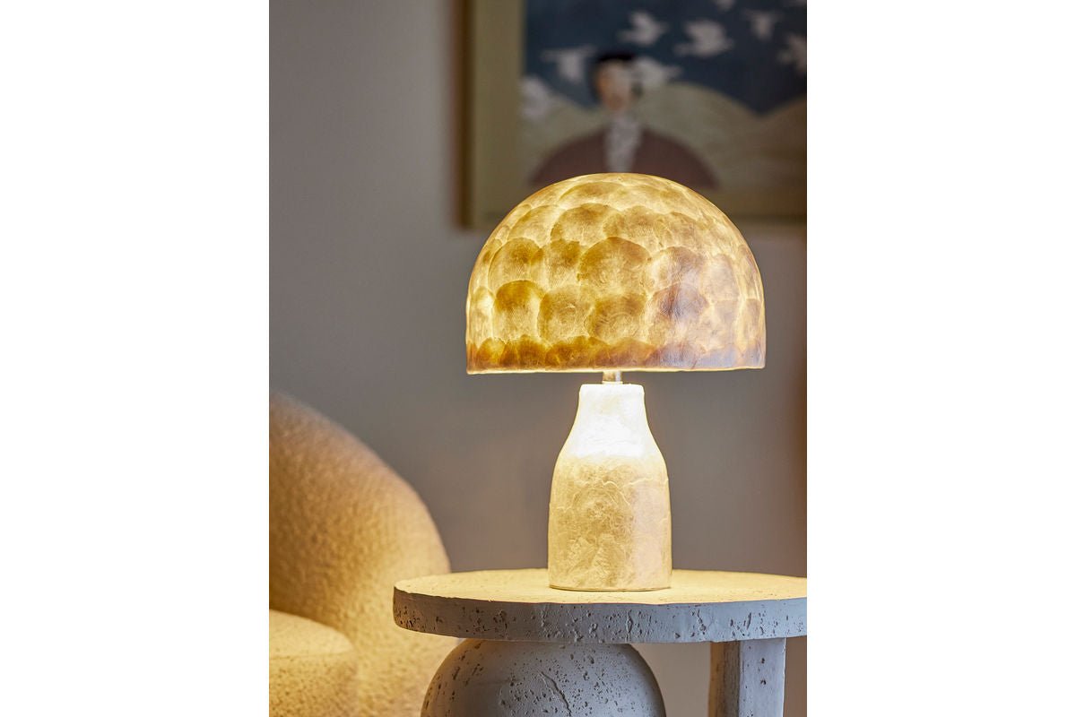 Tischlampe Nerea – Schimmerndes Capiz-Design in Naturtönen