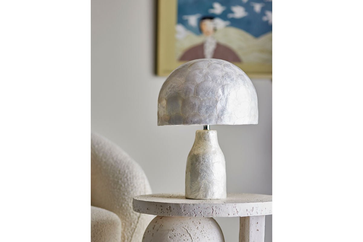 Tischlampe Nerea – Schimmerndes Capiz-Design in Naturtönen