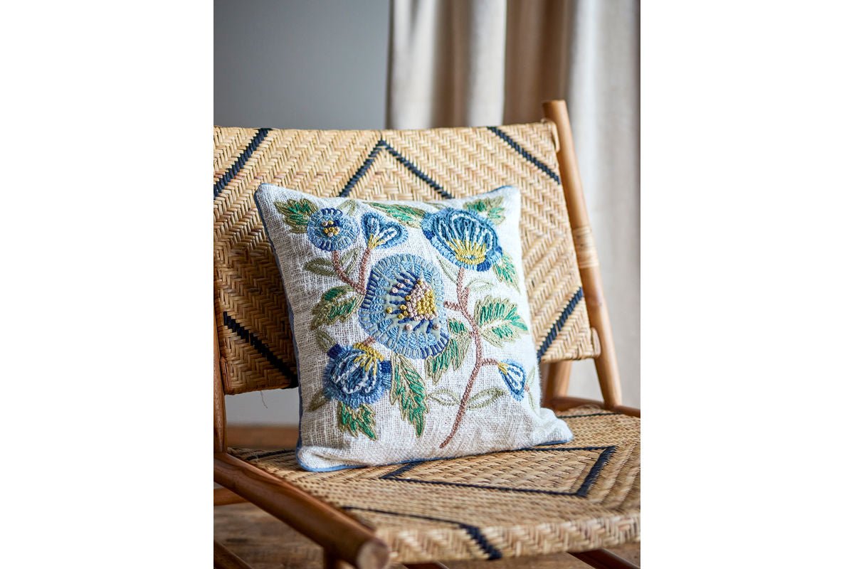 Zierkissen Aoi – Florale Stickerei in Blau