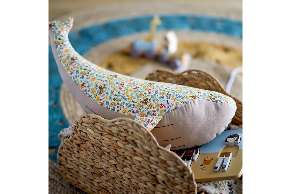 Plüschtier Wally – weicher Stoffwal in buntem Design