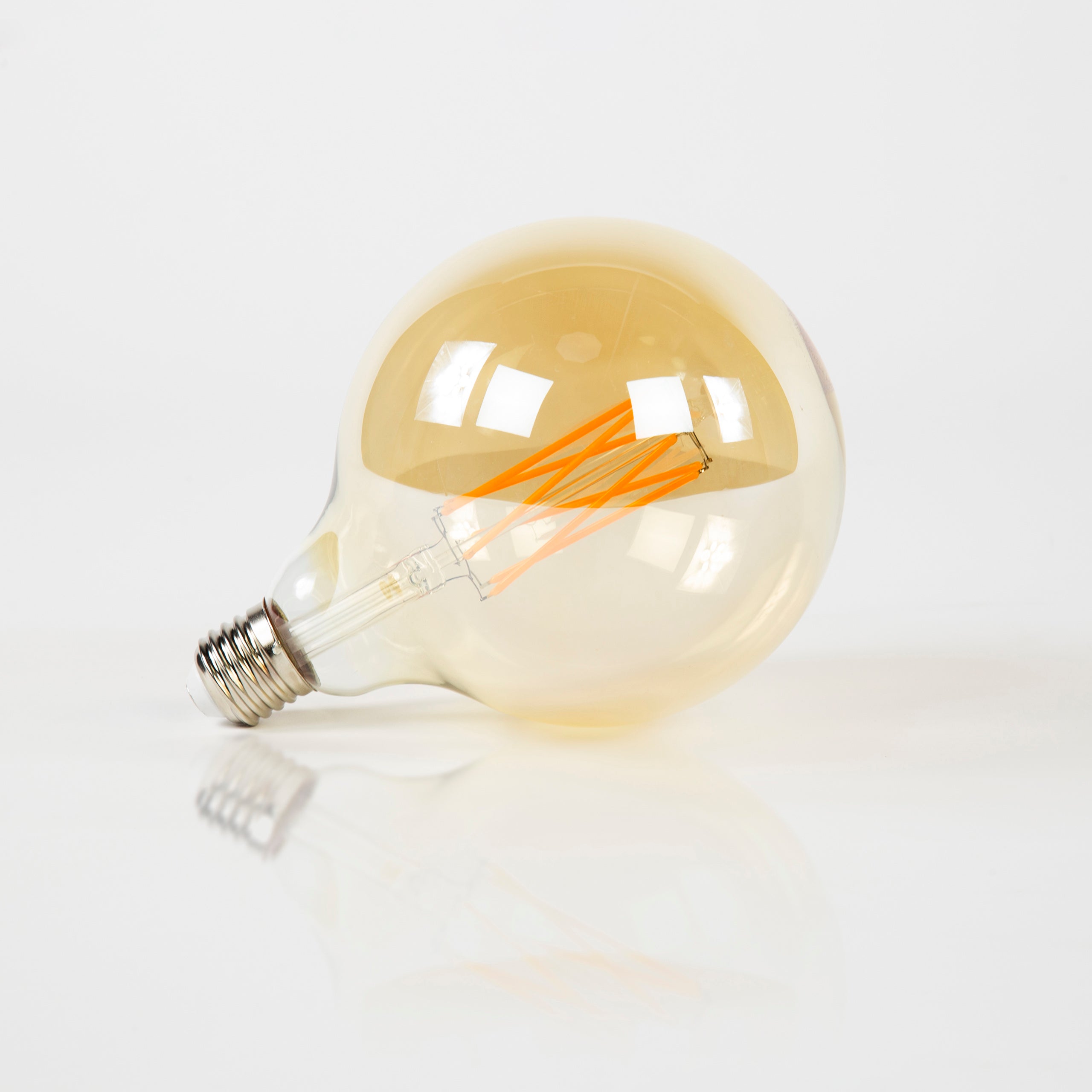 LED-Glühlampe Veya – G125-E27 im Großformat mit amberfarbenem Glas