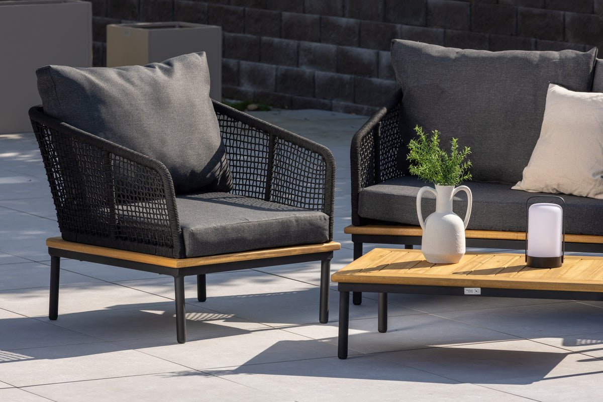 Garten Loungeset Malina – mit Holzdetails, geflochtenem Seil & grauen Kissen