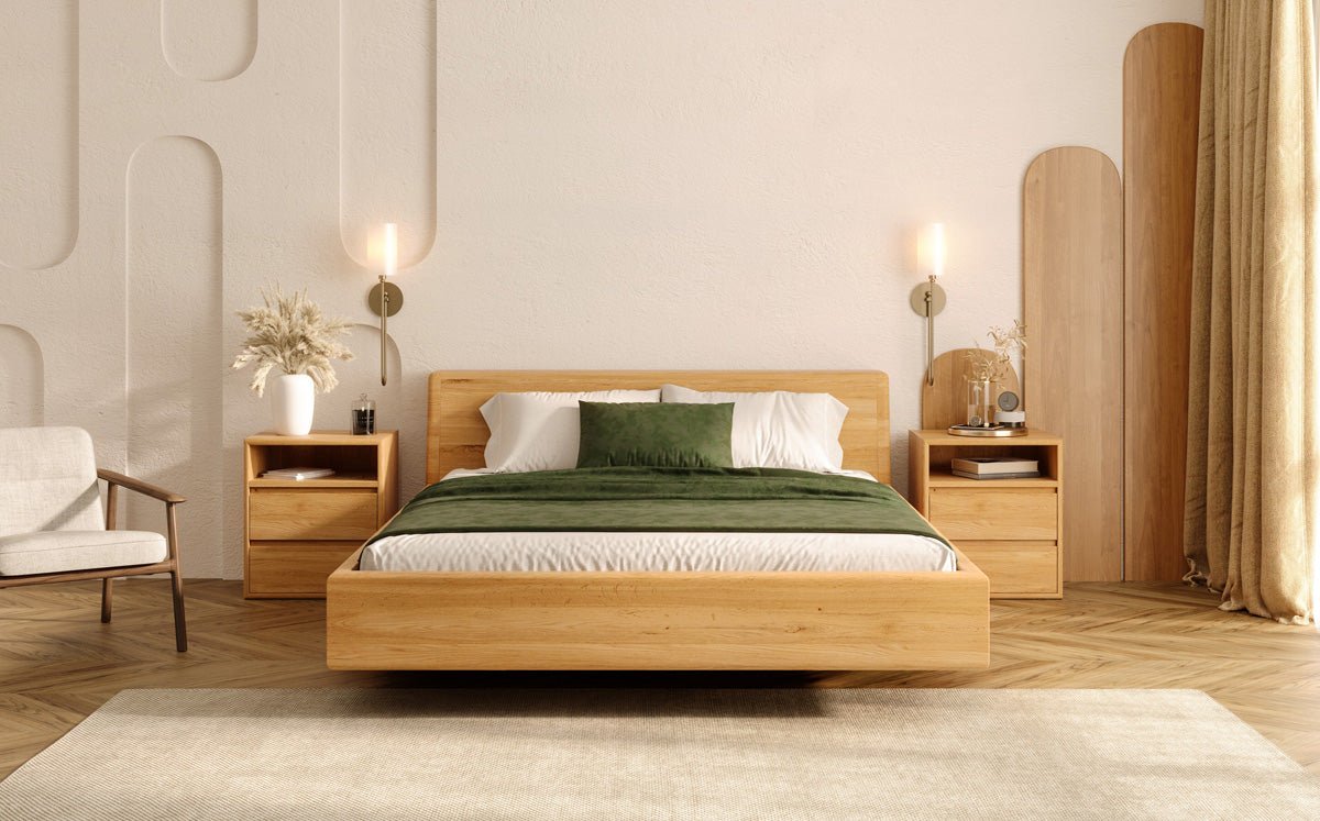 Designer Holzbett Arvelo aus massiver Eiche in Schwebeoptik und geneigtem Headboard