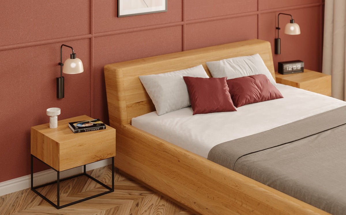 Designer Holzbett Calveno aus massiver Eiche mit Stauraum und geneigtem Headboard