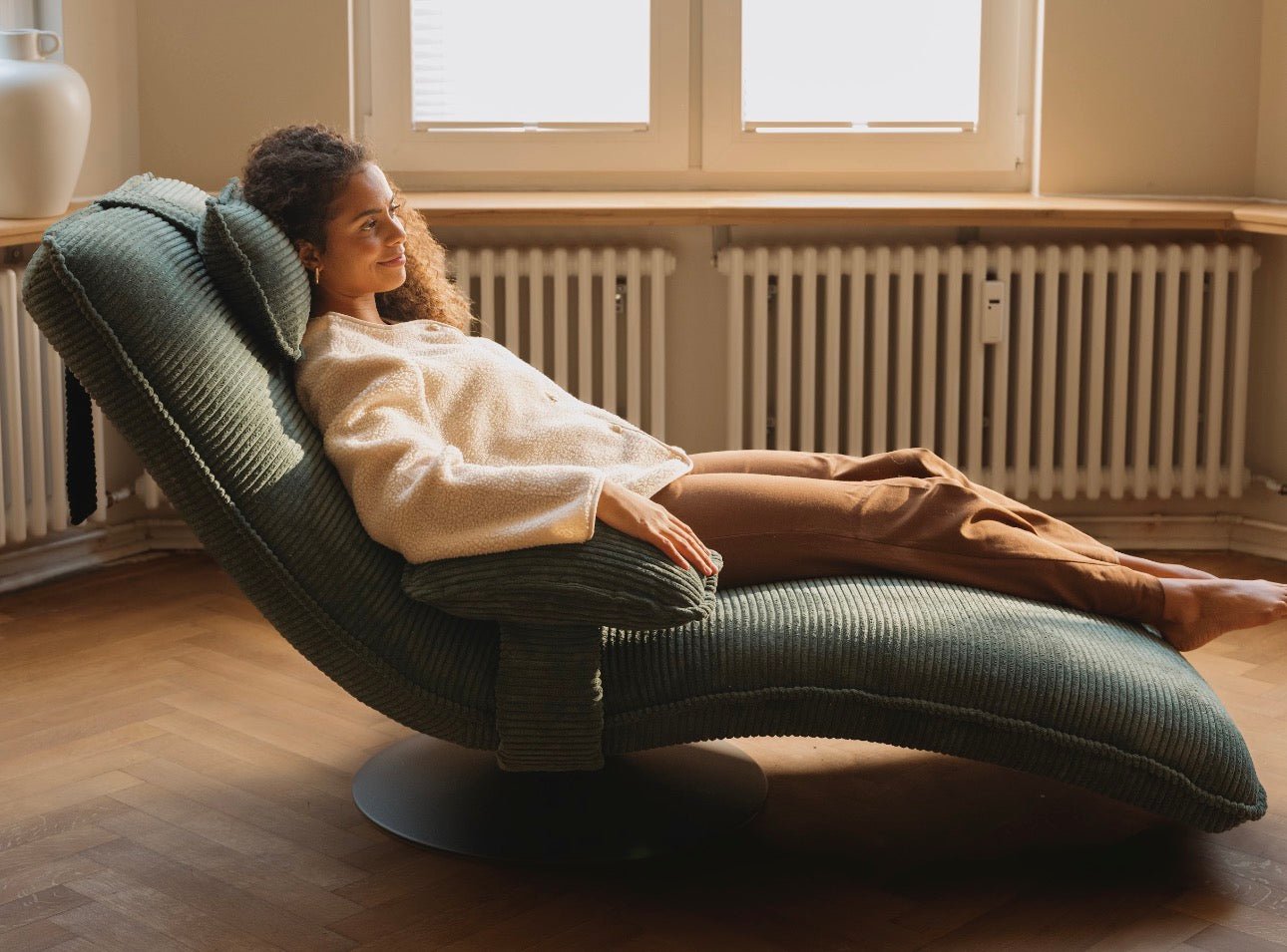 Designer Relax-Liege Velor Cord mit Drehfunktion und Beistelltisch