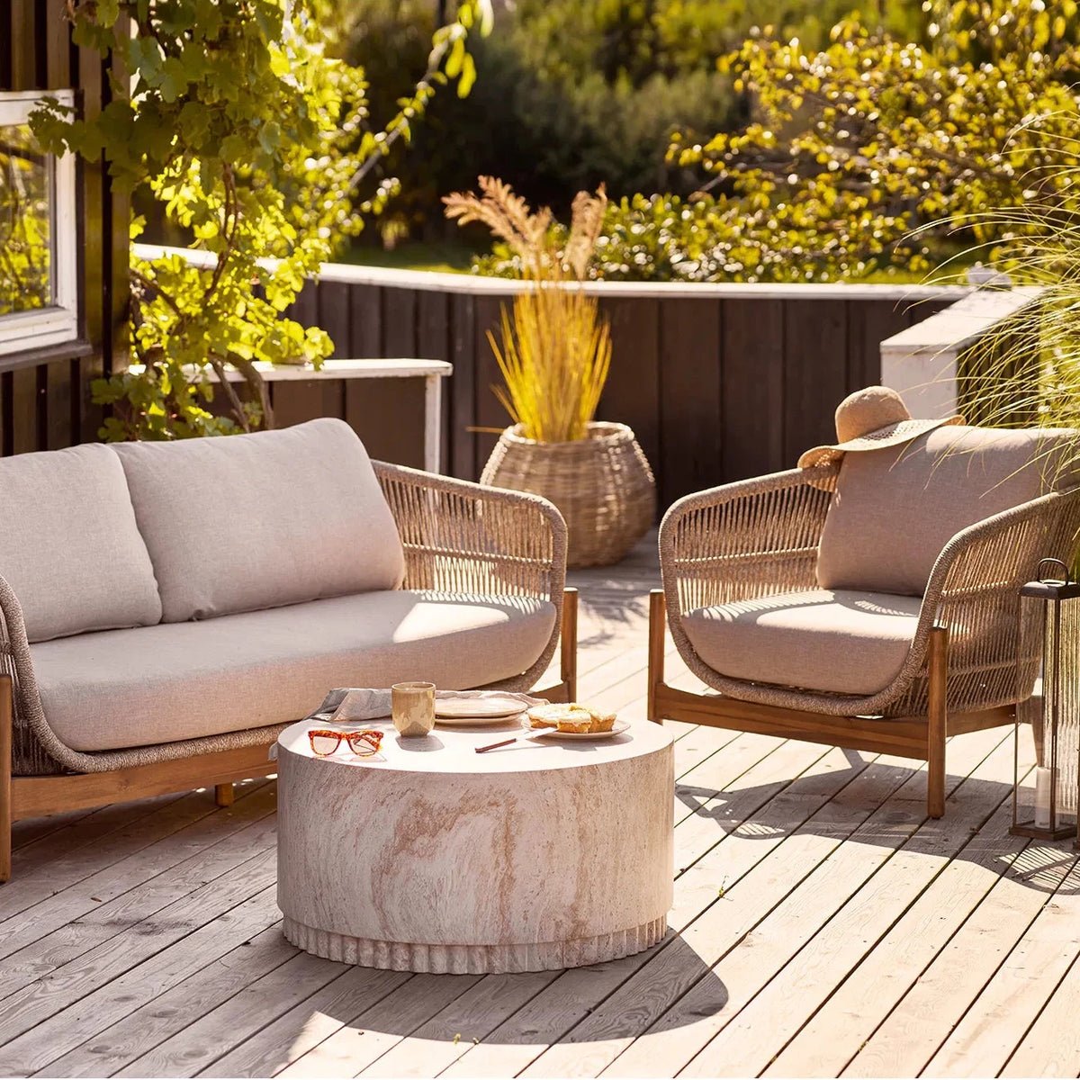 Garten Couchtisch Caluna – mit geriffelter Basis aus Faserlehm in Naturton