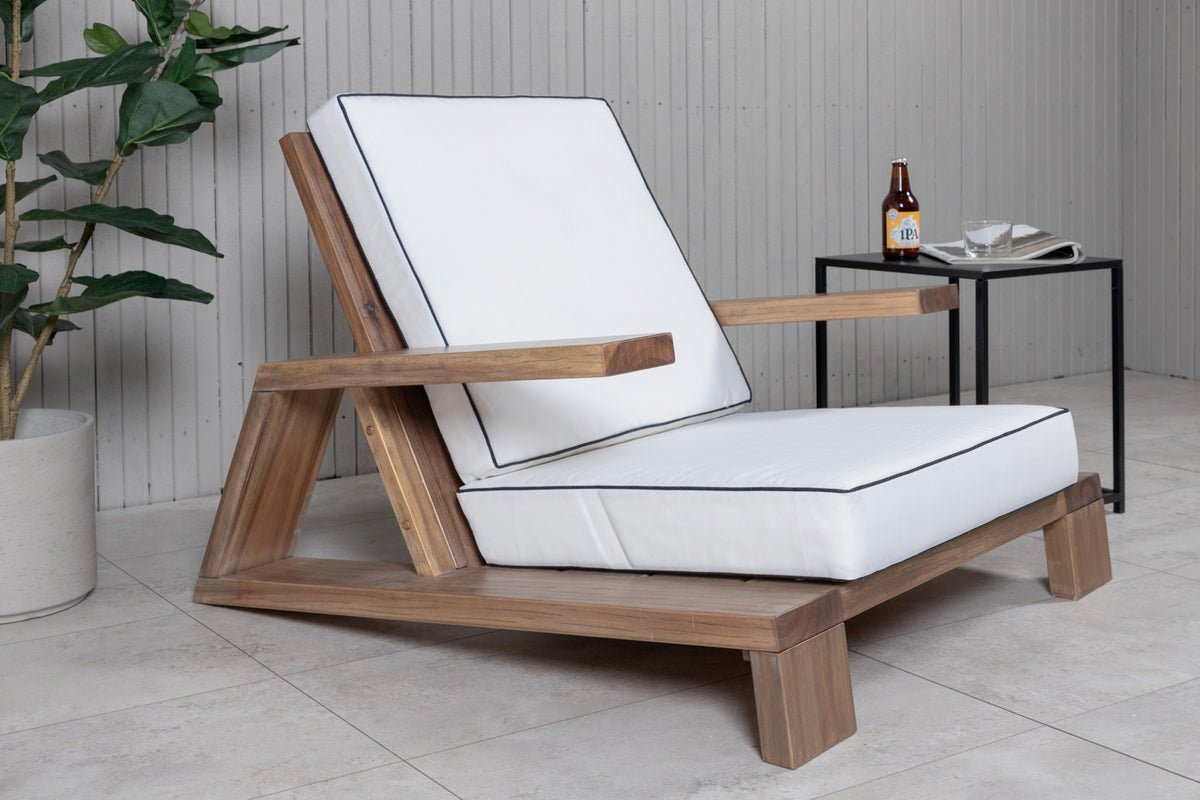 Garten-Loungesessel Daria - aus Akazienholz mit weißen Kissen