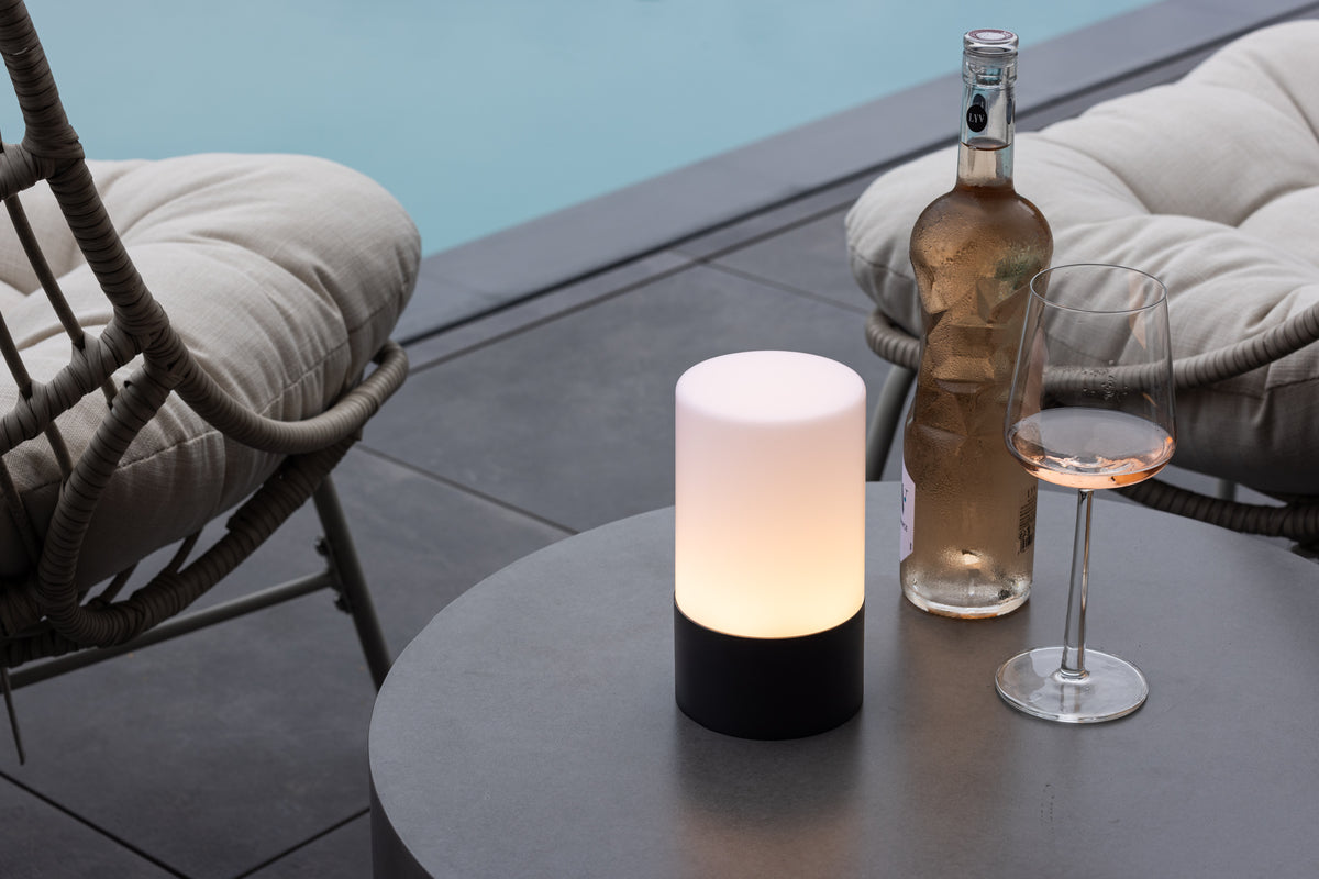 Outdoor-Tischlampe „Arilo“ – wetterfest aus Kunststoff & Stahl für Outdoor