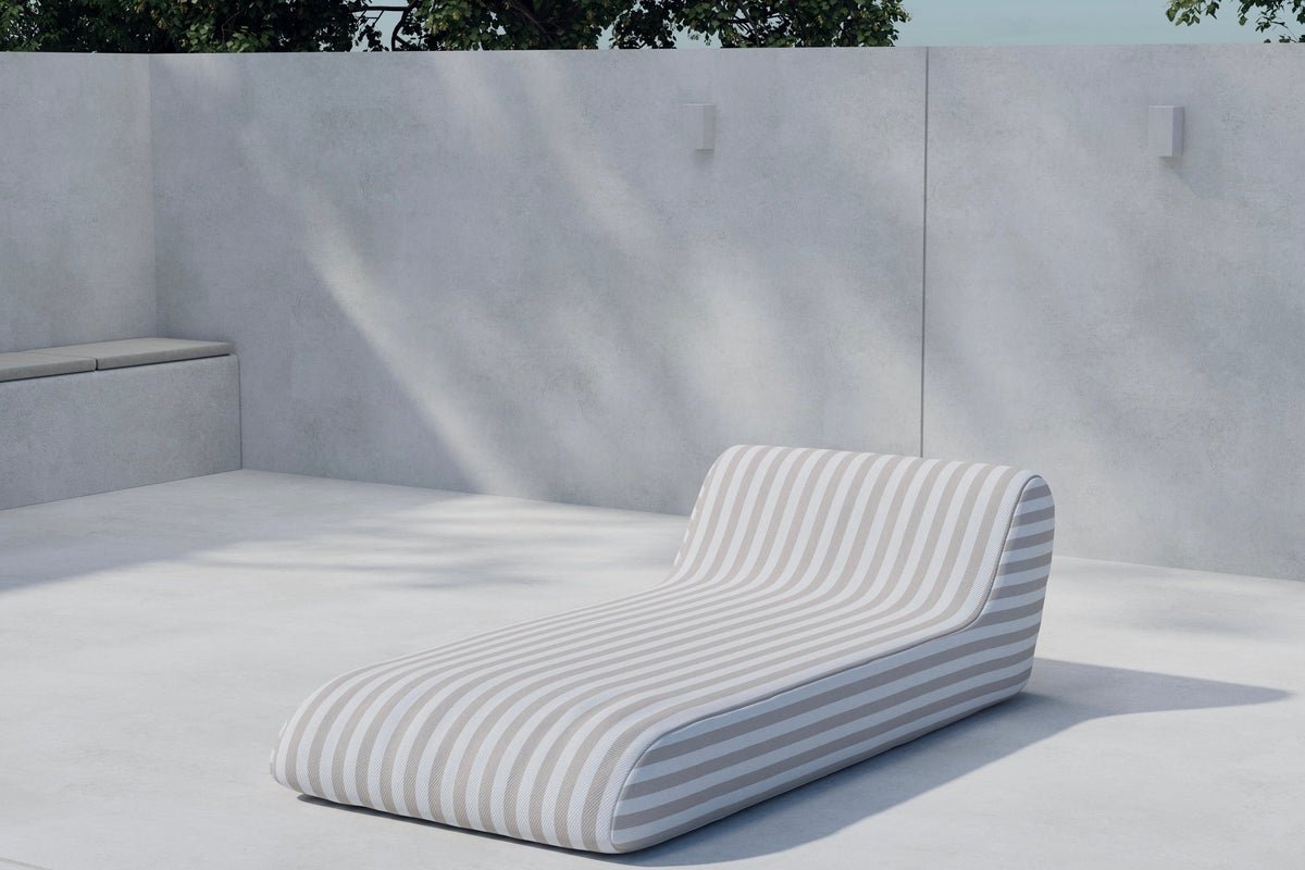 Sonnenliege Verda - geschwungene Form mit integriertem Kissen in Beige/Weiß