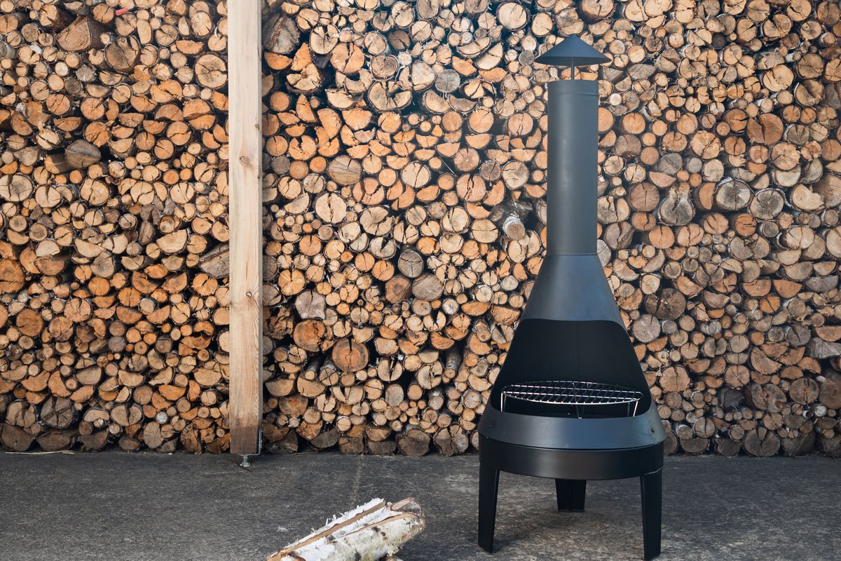 Terrassenkamin Kia - aus schwarzem Stahl mit integriertem Grillrost