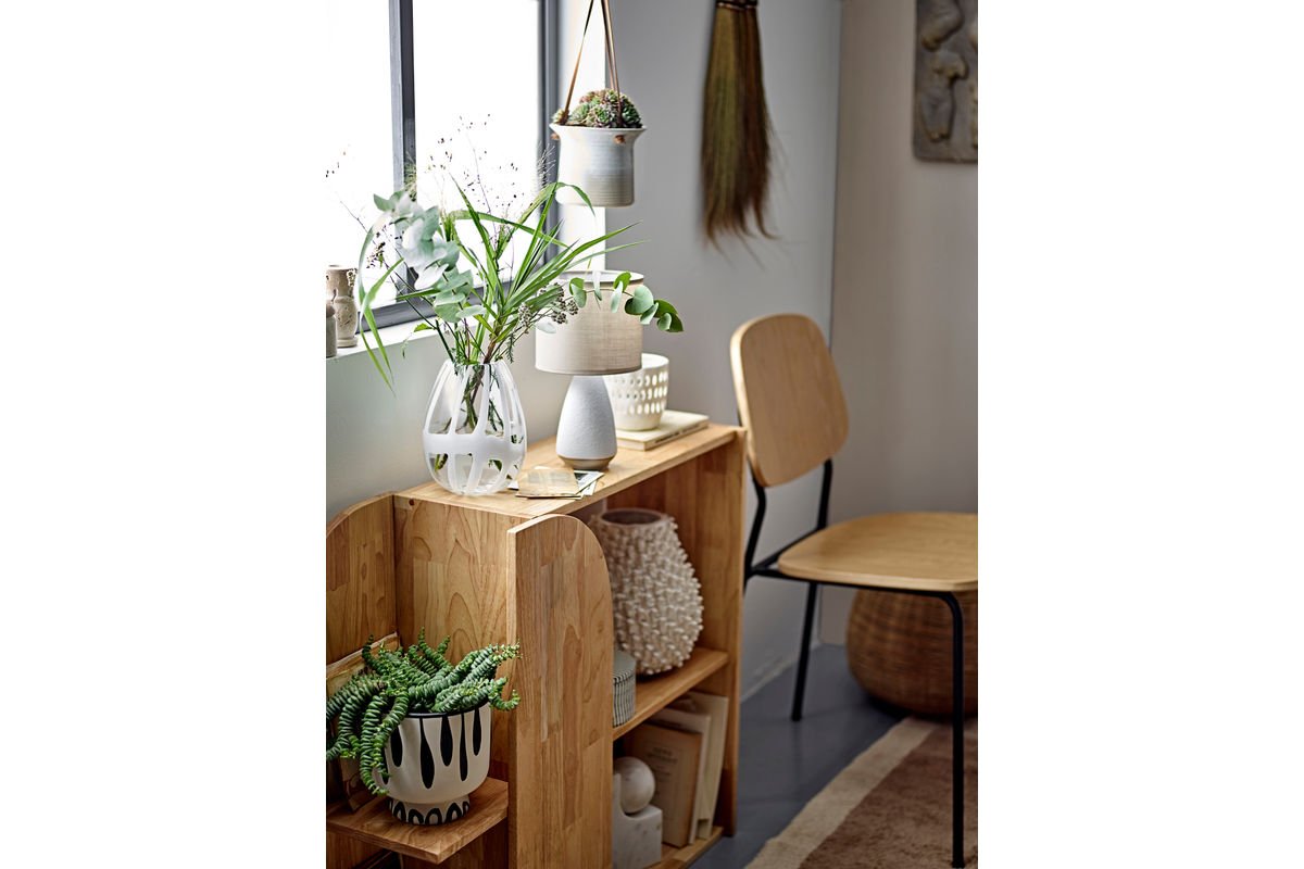 Bücherregal Emit – Natürliches Gummibaumholz im grafischen Design