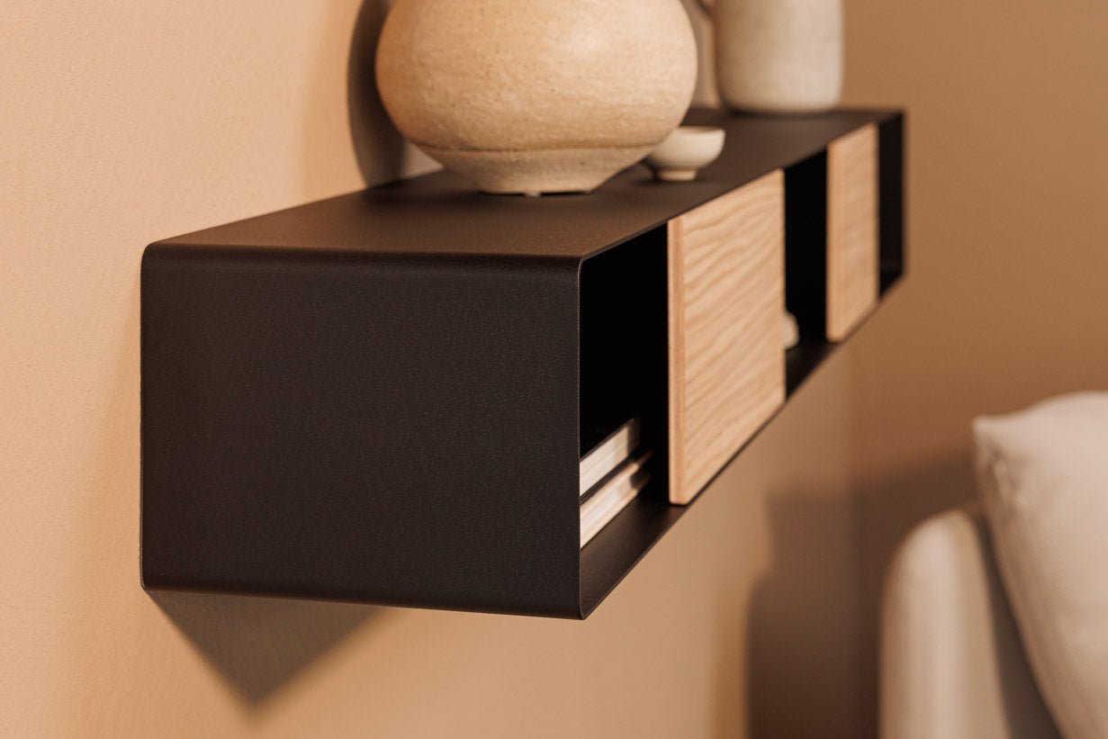 Wandregal Sion – Hängekommode aus Metall mit Kabelhalter