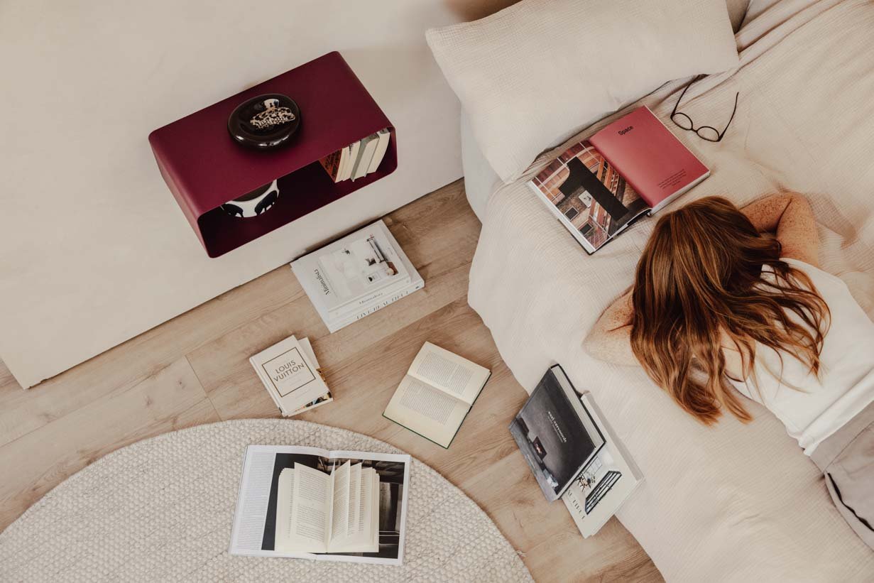 Nachttisch Nelio – Hängendes Design mit Kabeldurchführung