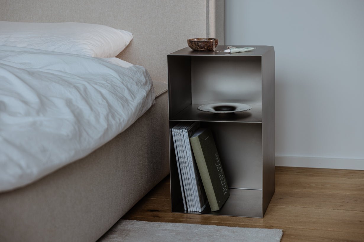 Beistelltisch/Nachttisch RAW C – Edelstahl-Kubus mit integriertem Regal